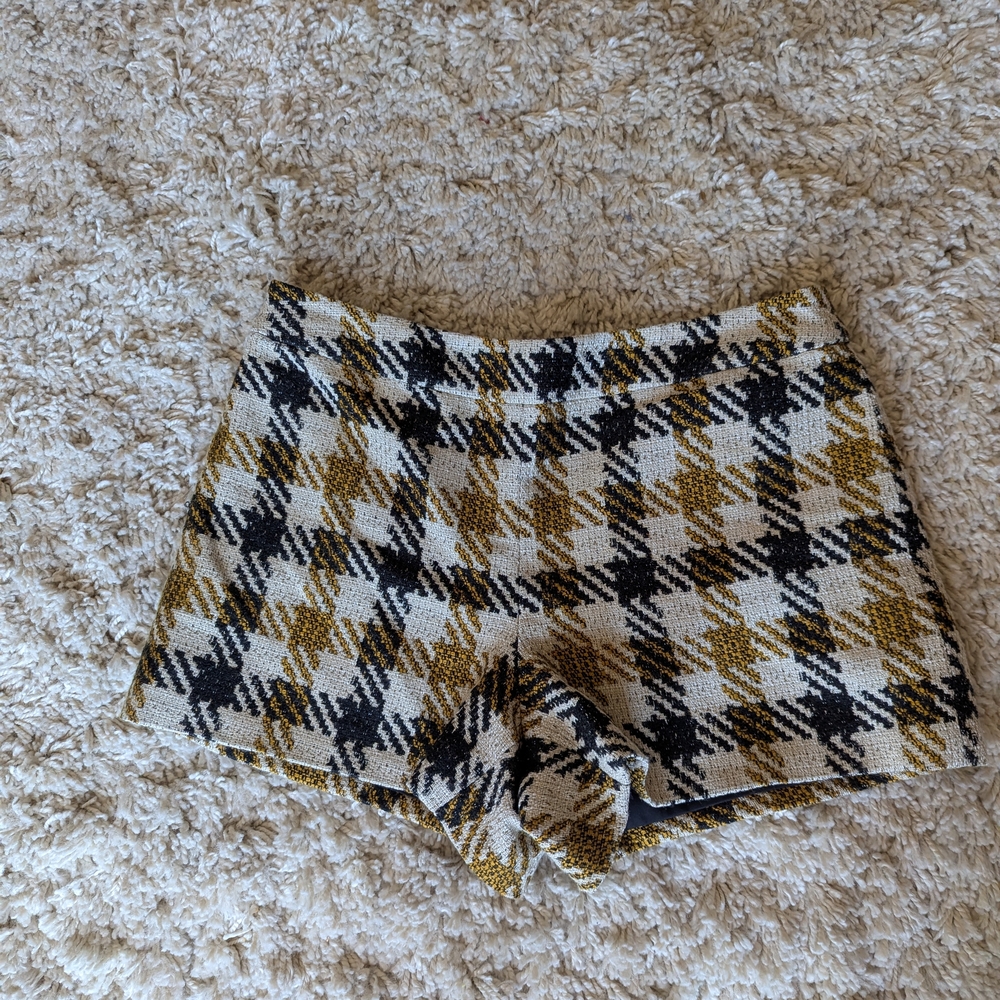 Alice+ Olivia Women's Houndstooth Shorts in Black, Gold, and Tan - Size 8